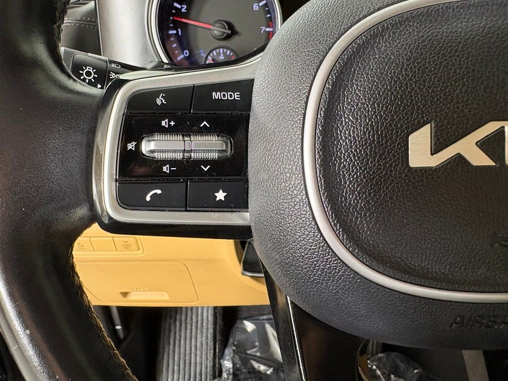Used 2022 Black Kia LXS image 23
