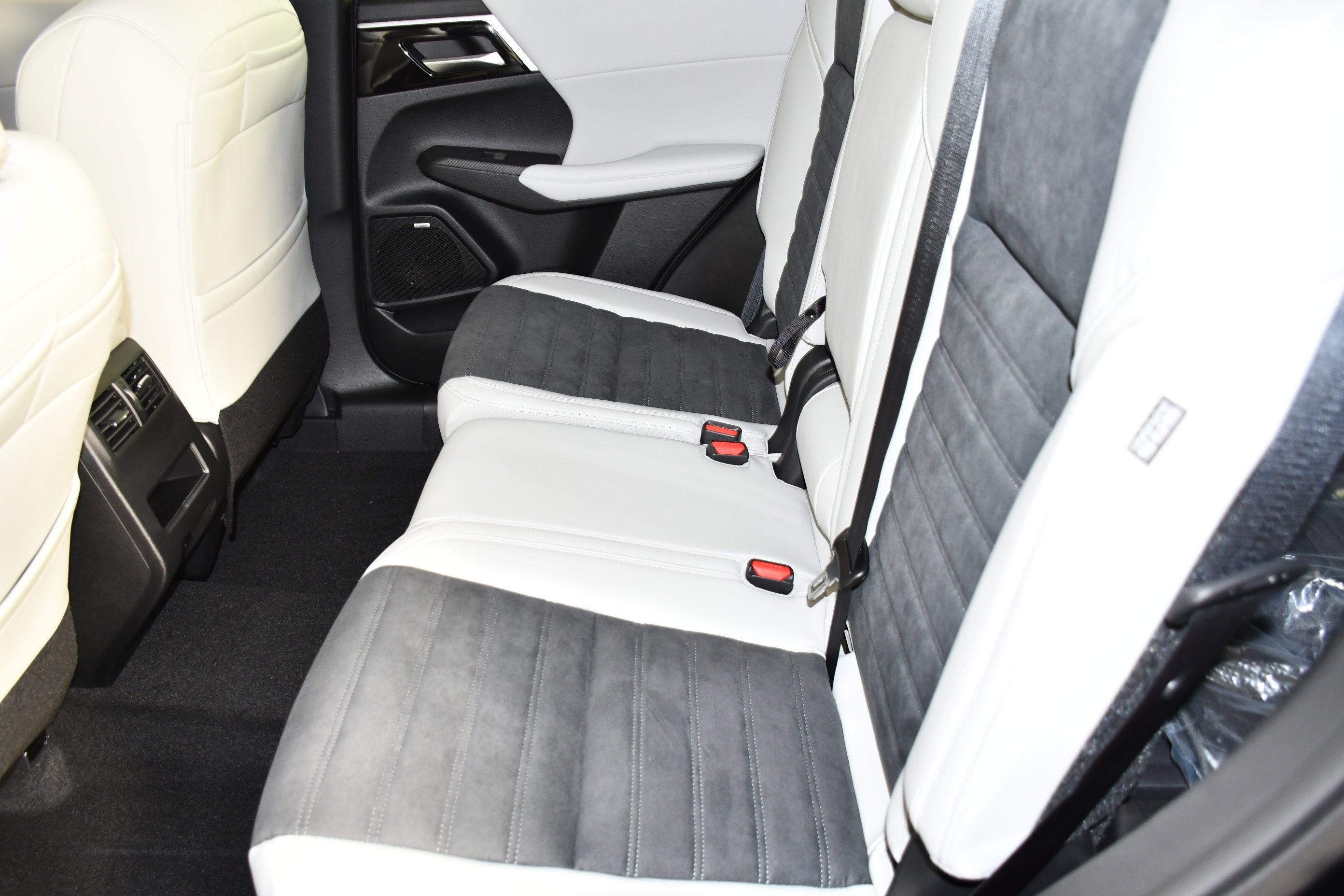 New 2026 Black Diamond Mitsubishi SE image 15