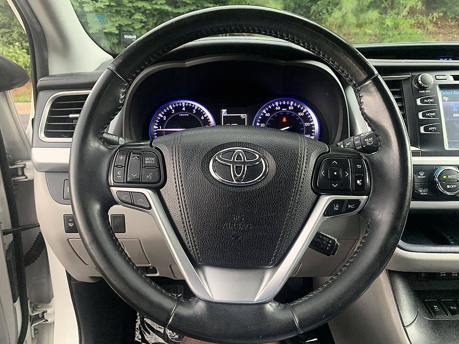 Used 2019 Blizzard Pearl Toyota XLE image 14