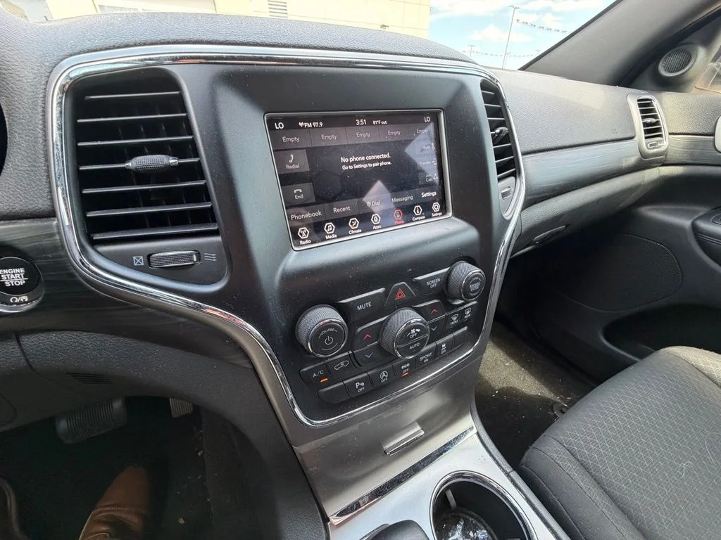 Used 2019 White/off-white Jeep Laredo E image 10