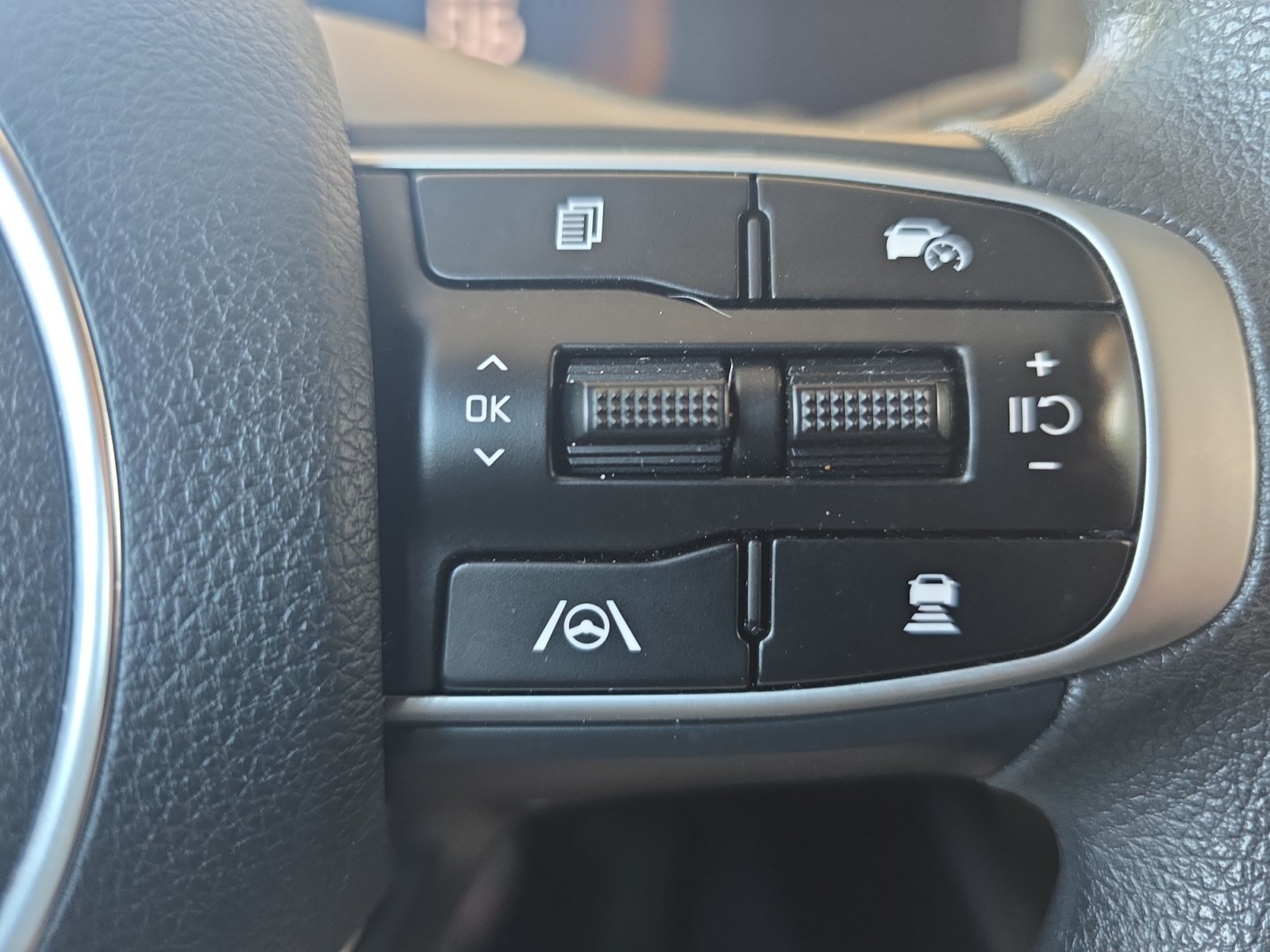 Certified Used 2025 Snow White Pearl Kia LXS image 23