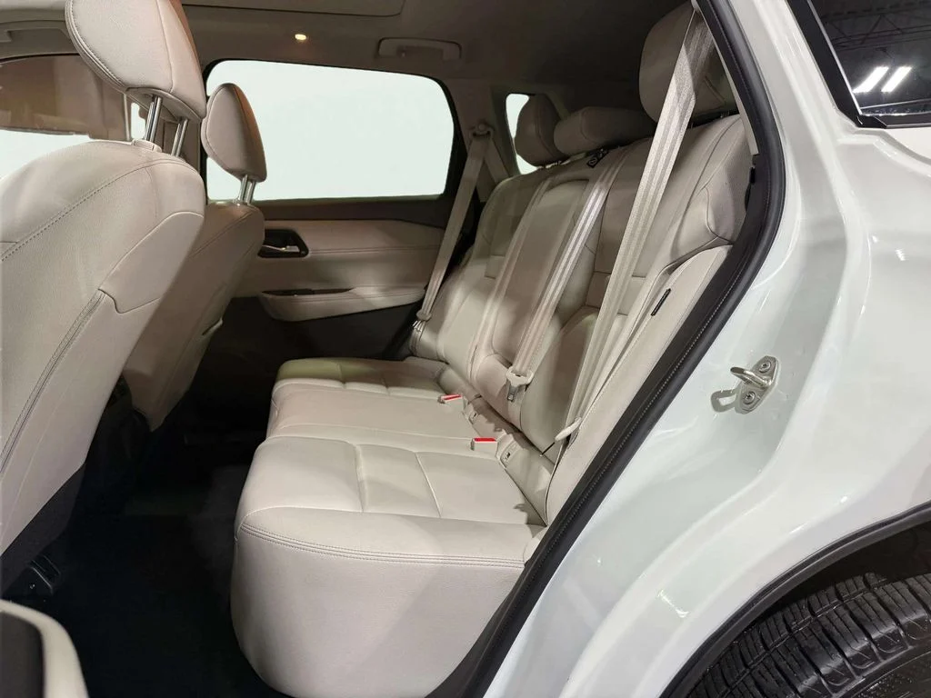 Certified Used 2023 Pearl White Tricoat/Super Black Nissan SL image 28