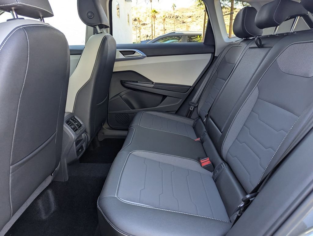 2025 Volkswagen Taos SE - Photo 18