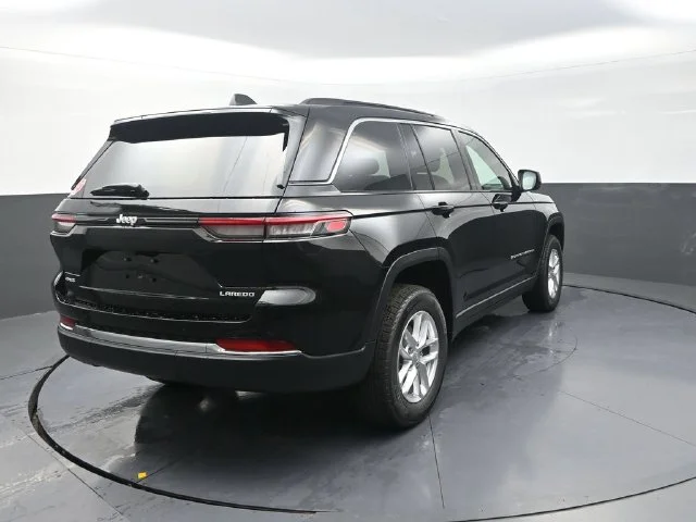 New 2026 Diamond Black Crystal Pearl-Coat Exterior Paint Jeep Laredo X image 8