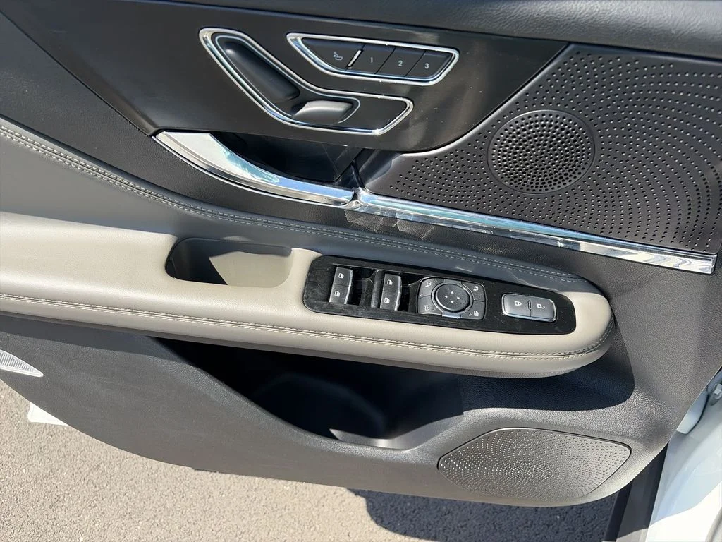 Used 2023 White Lincoln Standard image 13