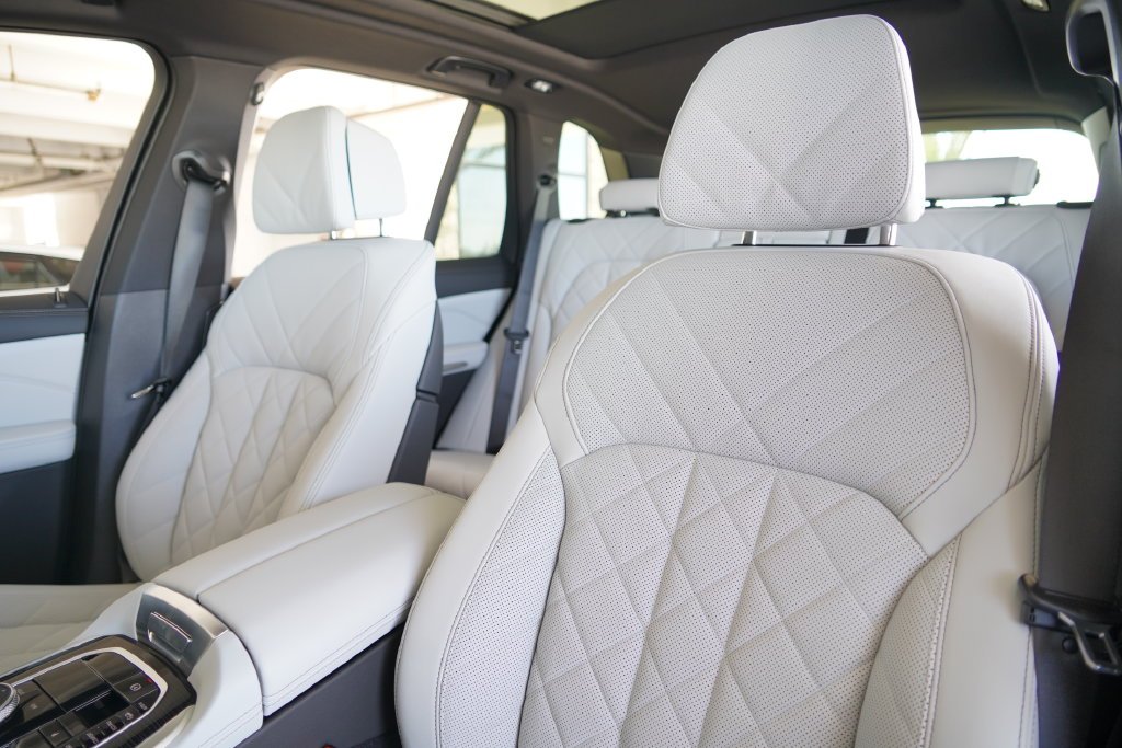 New 2026 Mineral White Metallic BMW xDrive40i image 15