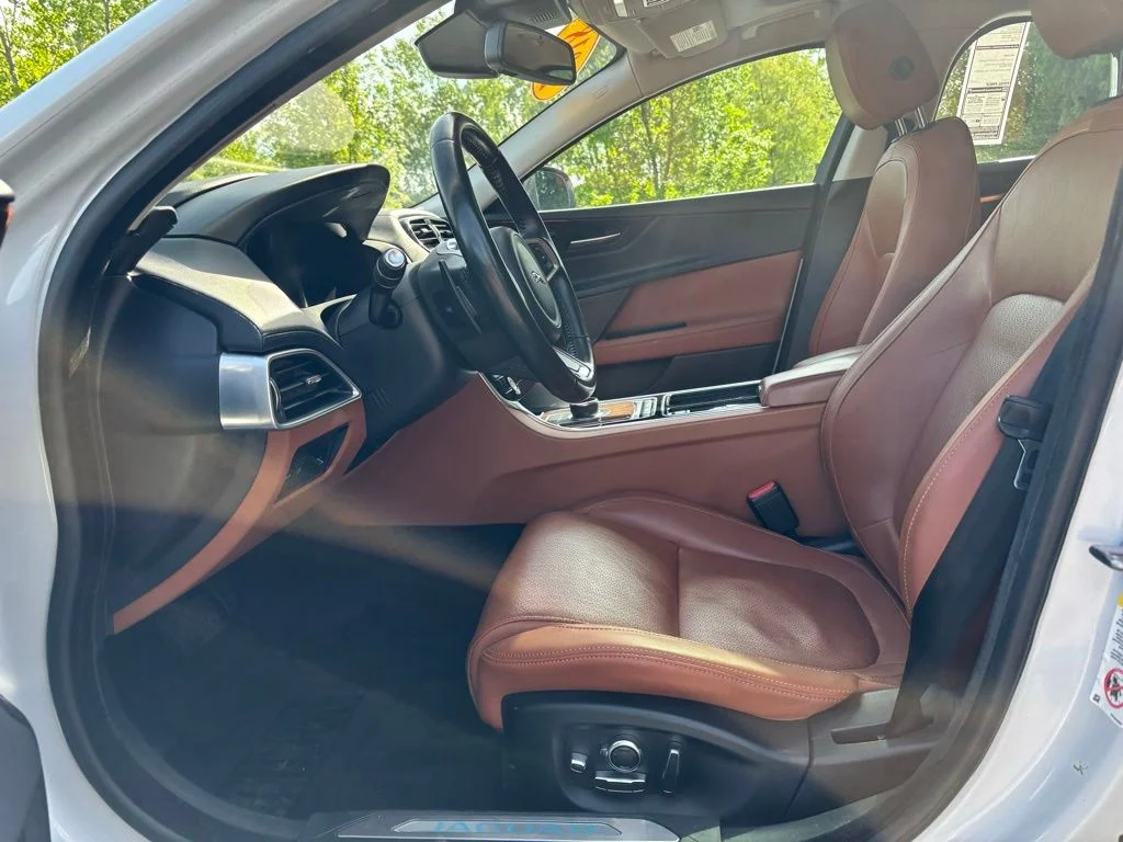 Used 2018  Jaguar 35t Portfolio Limited Edition image 11