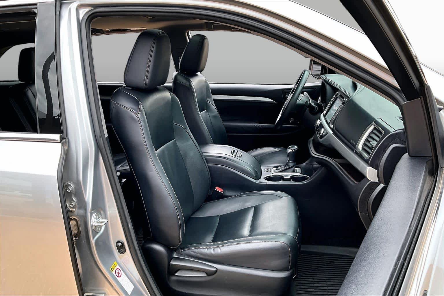 Used 2016 Silver Sky Metallic Toyota XLE image 9