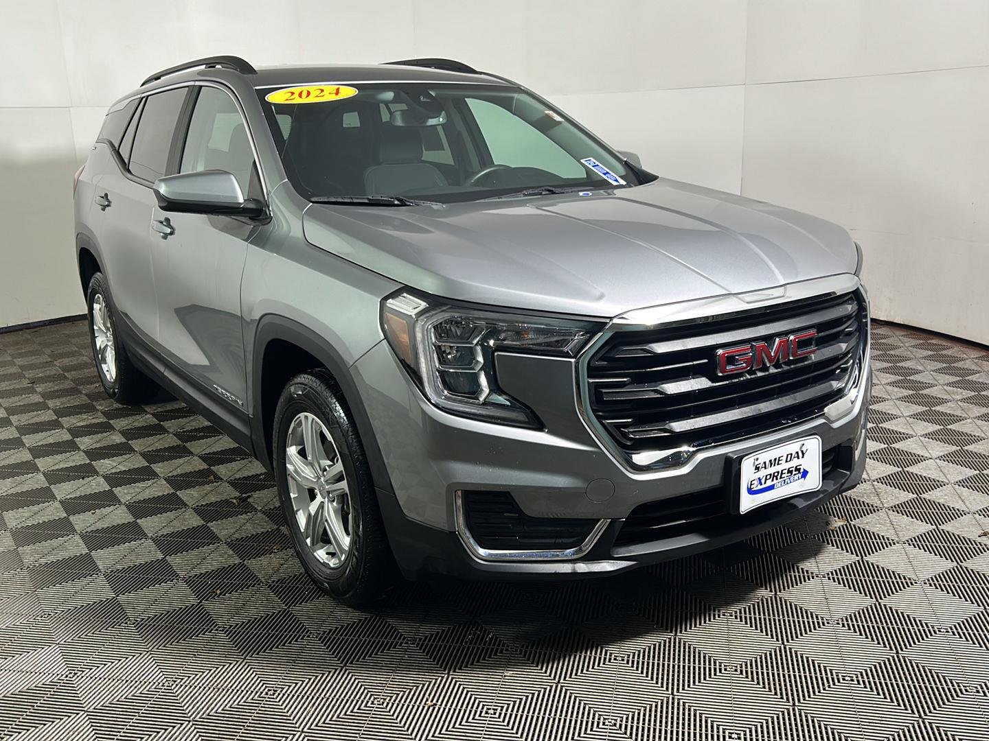 Used 2024 Sterling Metallic GMC SLE image 4