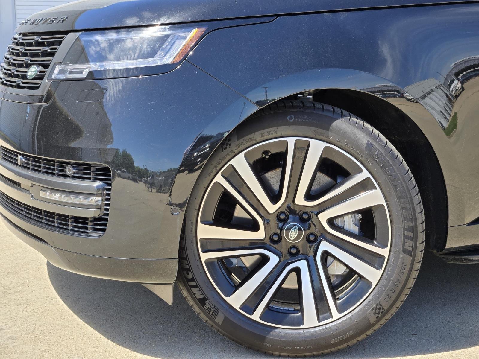 Used 2023 Santorini Black Metallic Land Rover SE image 7