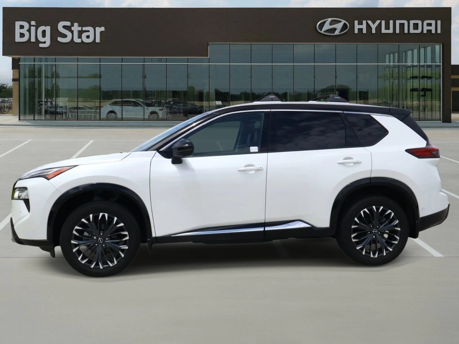 Used 2025 Everest White Pearl/Super Black Nissan Platinum image 2