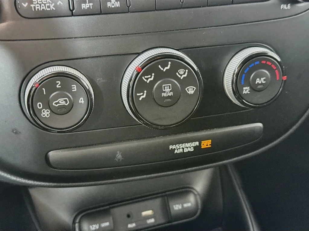 Used 2016 White Kia Base image 15