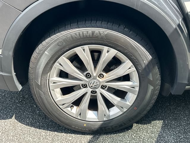 Used 2018 Gray Volkswagen 2.0T SE image 16
