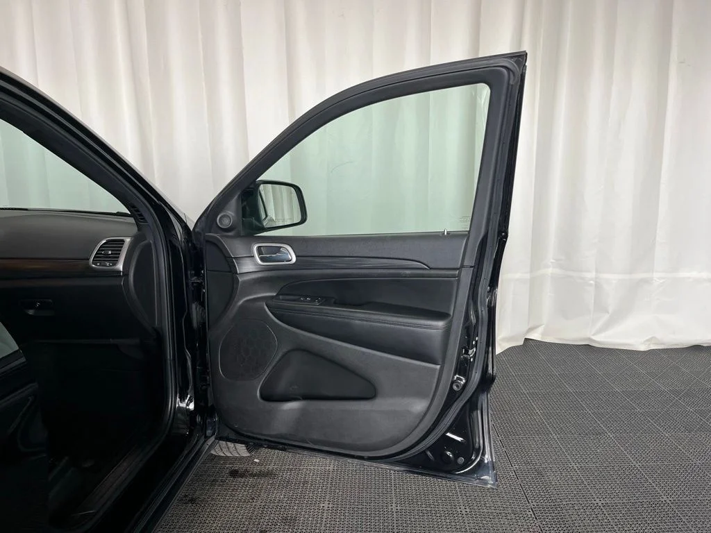 Used 2020 Black Jeep Laredo E image 18
