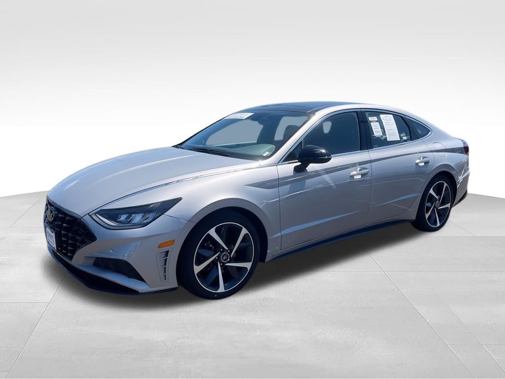 Used 2023 Silver Hyundai SEL Plus image 4
