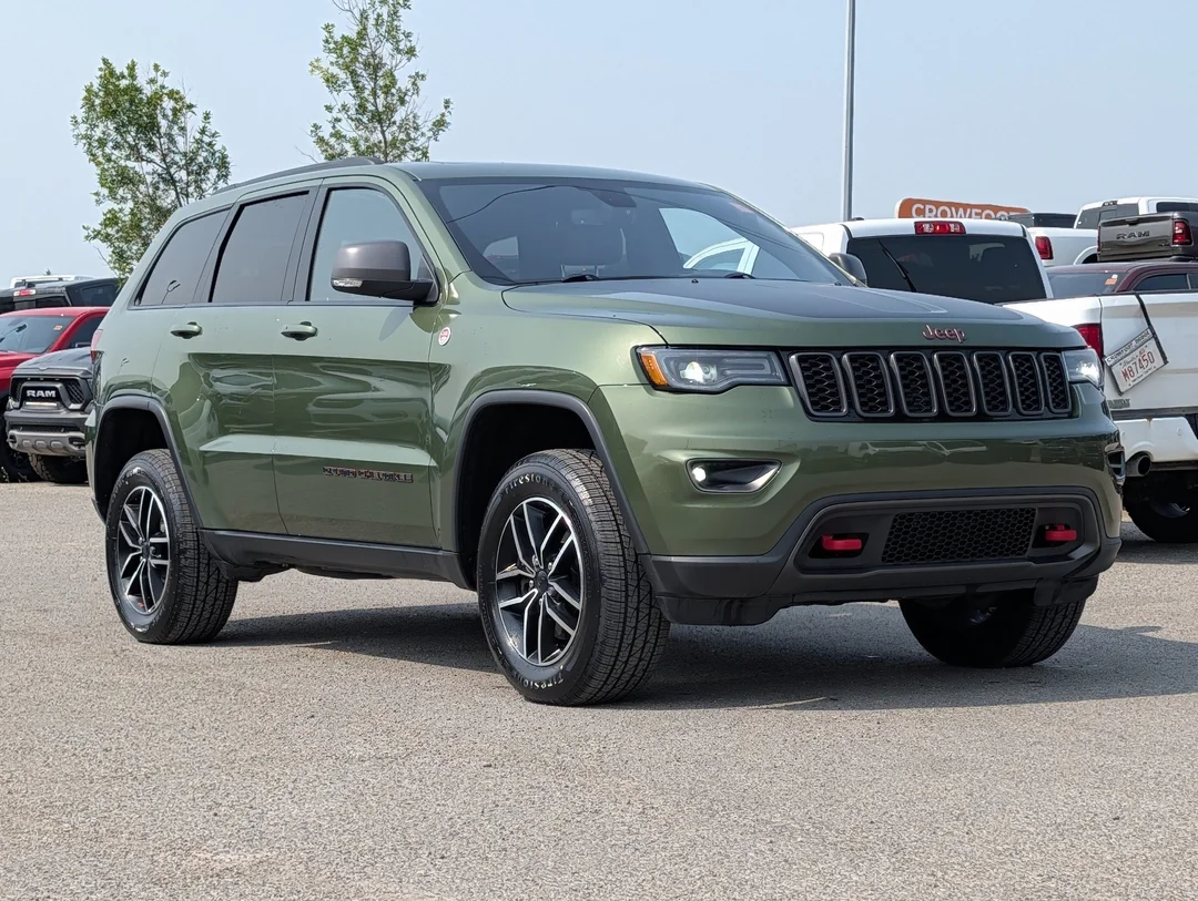 Used 2019 Green Jeep Trailhawk - - 4x4 - 5.7L HEMI V8 - Blind Spot Monitor - Backup Camera & More! image 2