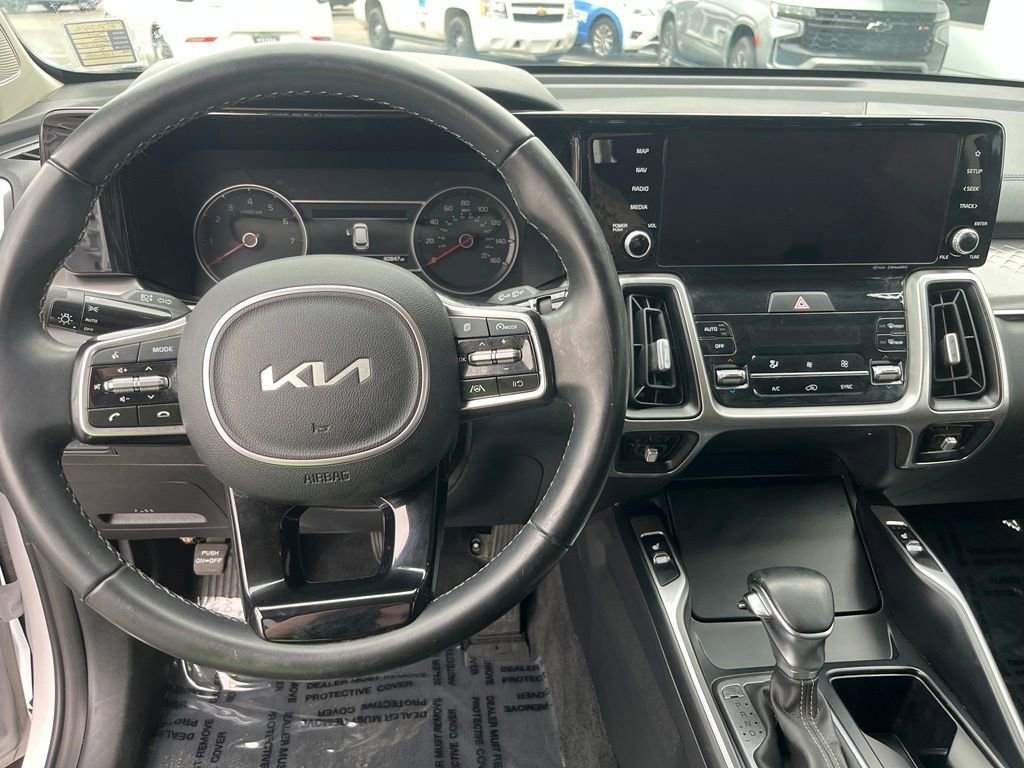Used 2022 White Kia S image 38
