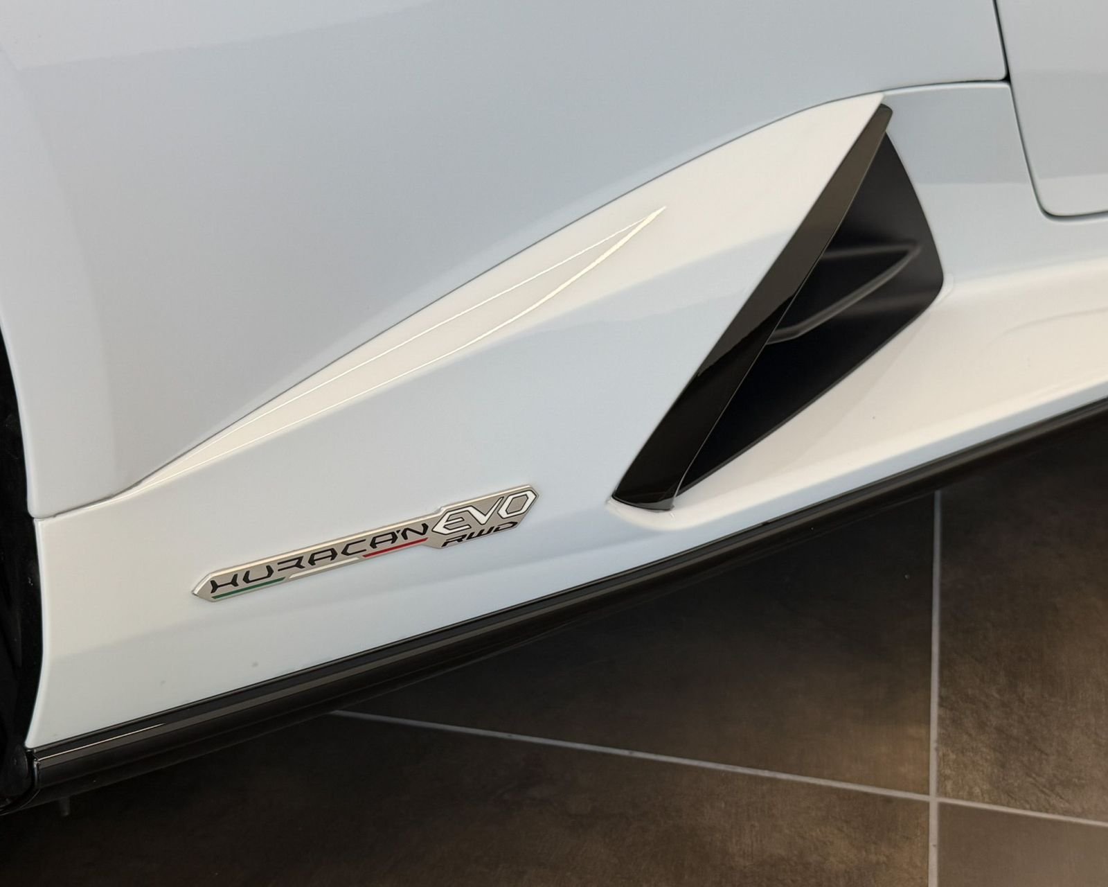 Used 2022  Lamborghini Base image 47
