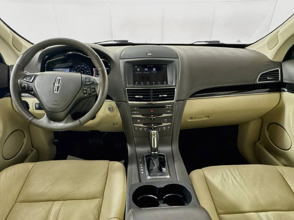 Used 2019 White Lincoln Standard image 26