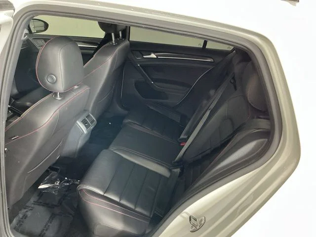 Used 2016  Volkswagen Autobahn image 26