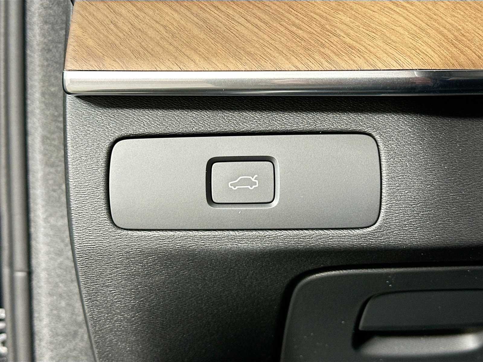 2025 Volvo XC90 Plus - Photo 8