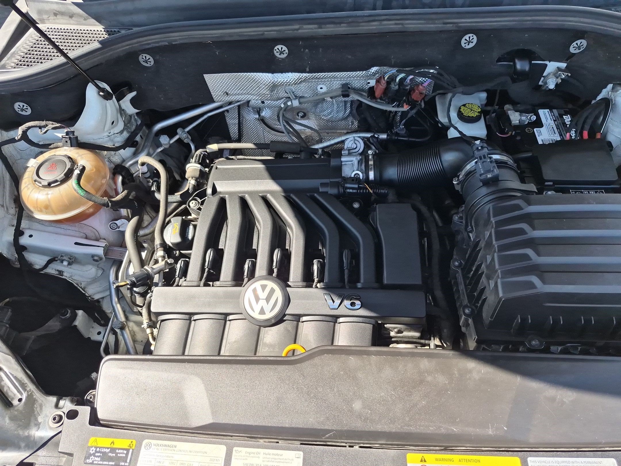 Used 2021 Pure White Volkswagen 3.6L V6 SE w/Technology image 32