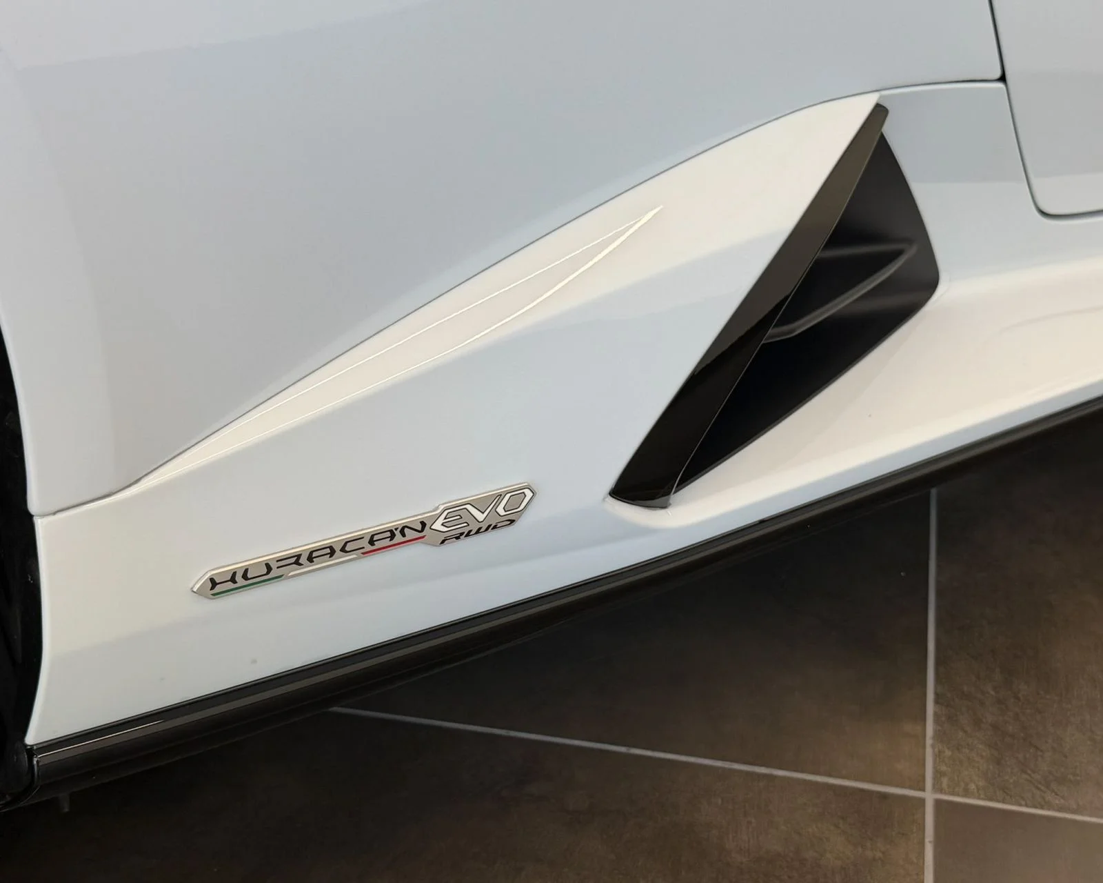 Used 2022  Lamborghini Base image 47