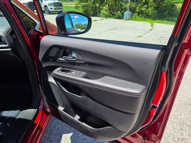 New 2027 Red Hot Pearl-Coat Exterior Paint Chrysler Select image 17