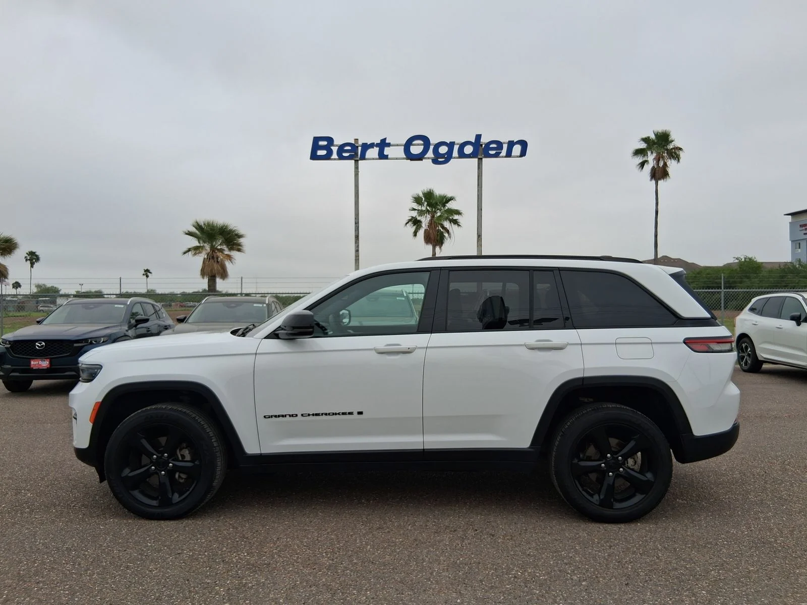 Used 2024 White Jeep Altitude image 3