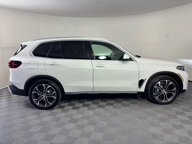 New 2026 Alpine White BMW xDrive40i image 8