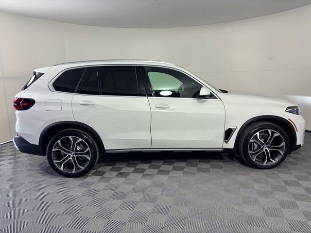 New 2026 White BMW xDrive40i image 8