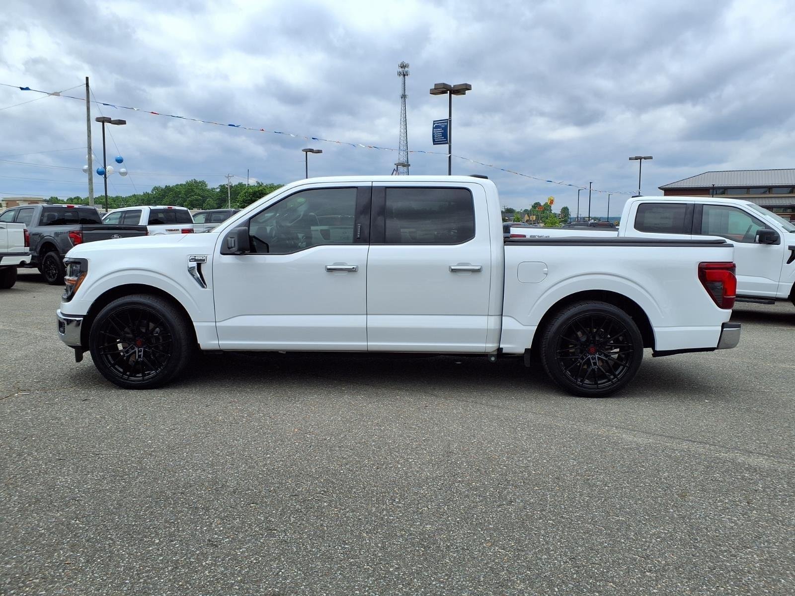 New 2024 Oxford White Ford XLT image 3