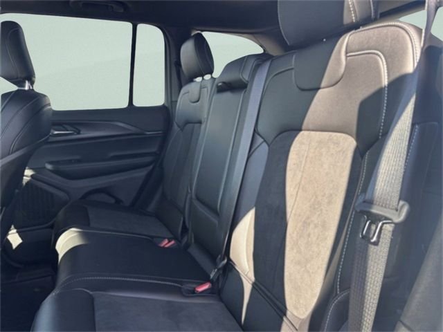 New 2025 Bright White Clear-Coat Exterior Paint Jeep Laredo image 17