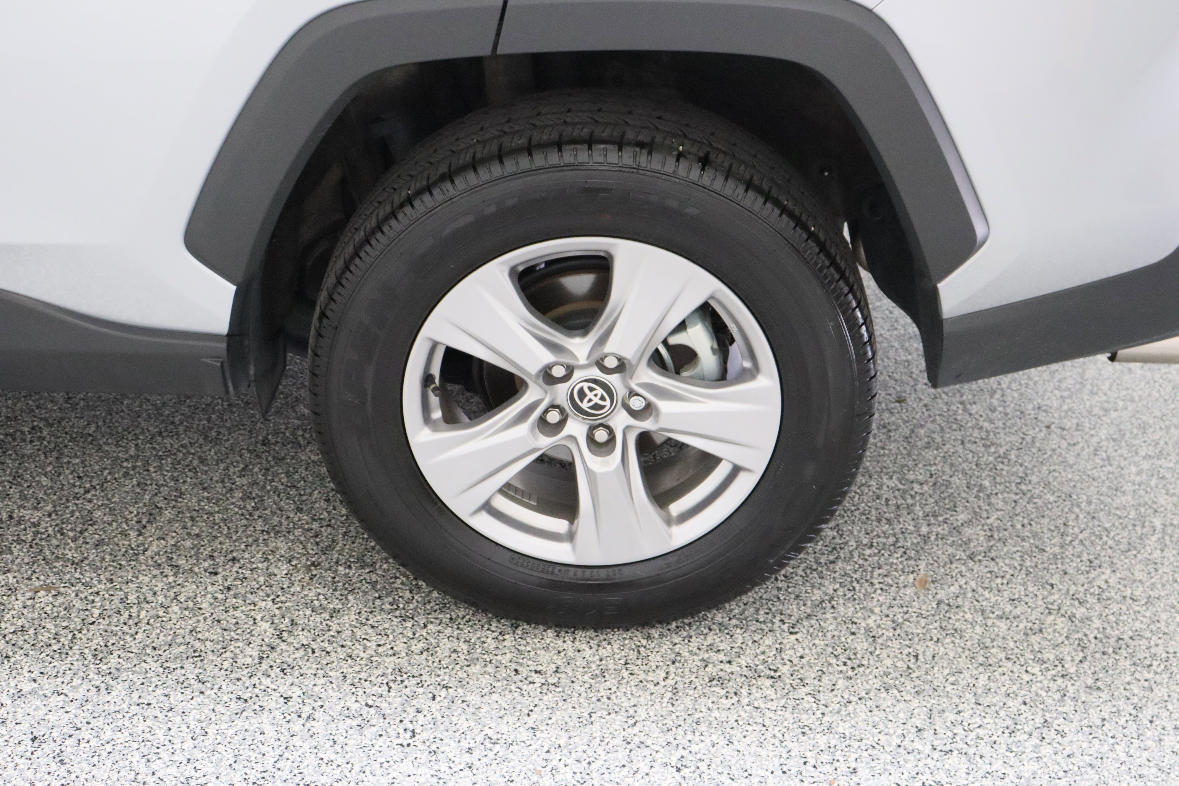 Used 2025 Silver Sky Metallic Toyota XLE 2.5L image 10