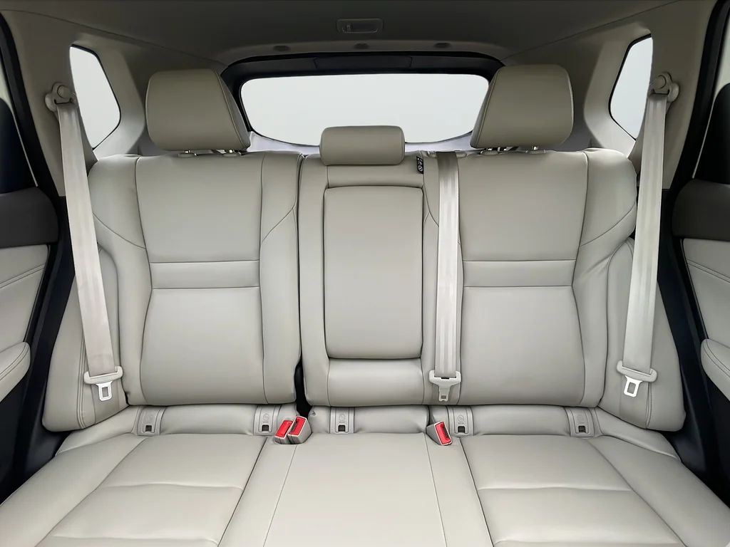 Used 2022 White Nissan SL image 29