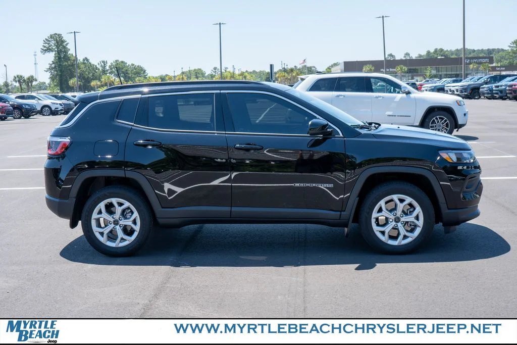 Used 2025 Diamond Black Crystal Pearlcoat Jeep Latitude image 7