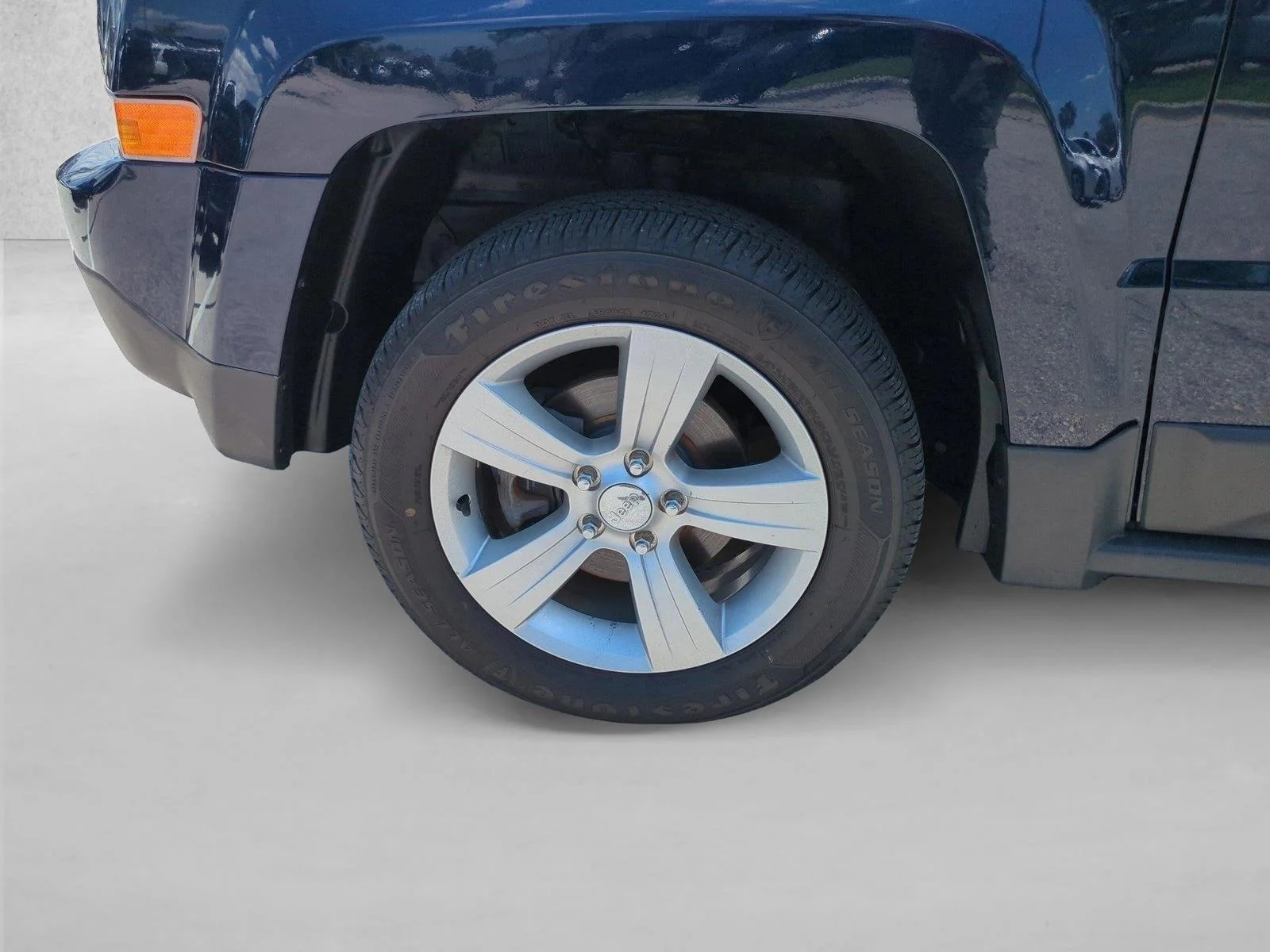 Used 2014 True Blue Pearlcoat Jeep Latitude image 21