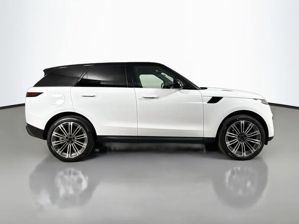 Used 2026  Land Rover SE image 4