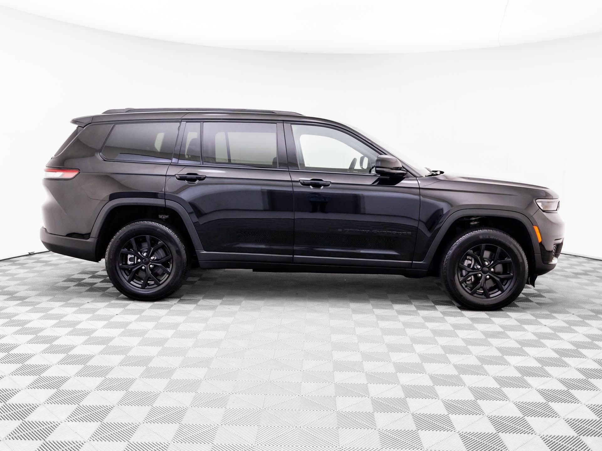 Used 2024 Black Jeep Altitude image 8