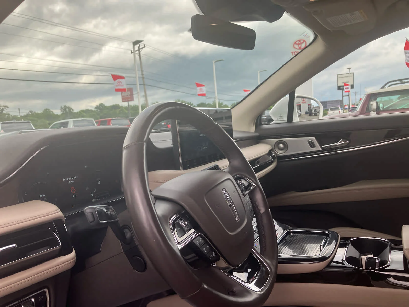 Used 2023 Pristine White Metallic Tri-Coat Lincoln Reserve image 9
