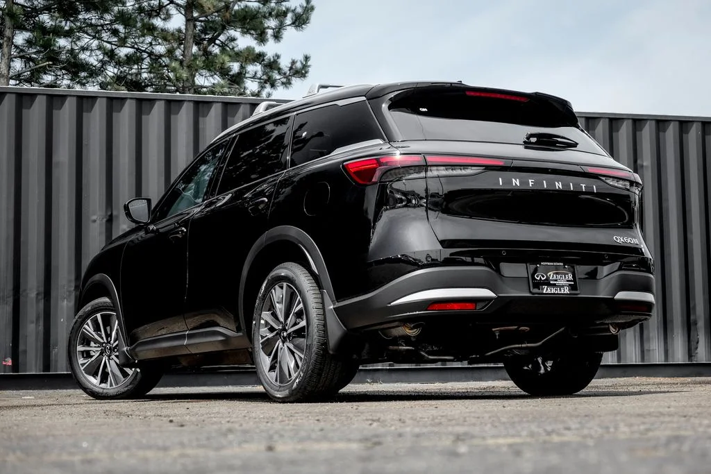 New 2027 MINERAL BLACK INFINITI Luxe AWD image 2