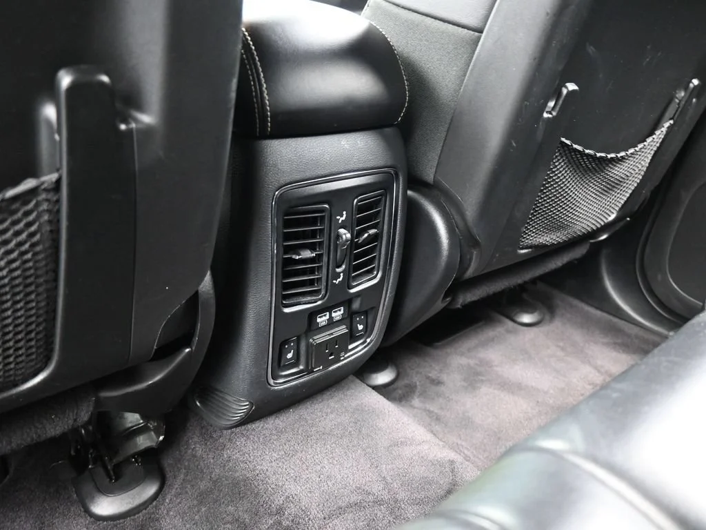Used 2017 Diamond Black Crystal Pearlcoat Jeep Limited image 33