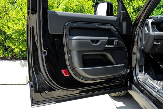 New 2026 Santorini Black Metallic Land Rover V8 image 39