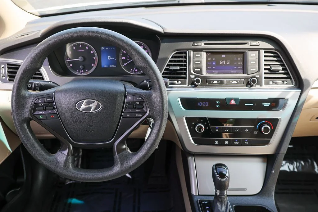 Used 2015 White Hyundai SE image 7