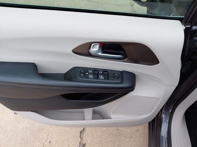 Used 2019 Crystal Metallic Chrysler Touring L Plus image 27
