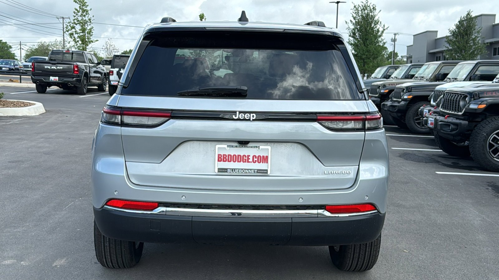 New 2026 Silver Zynith Exterior Paint Jeep Laredo X image 6