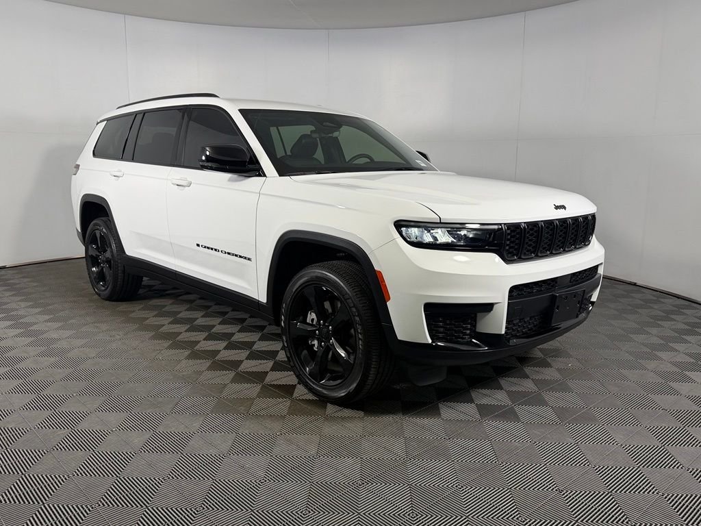 Used 2025 White Jeep Altitude image 5