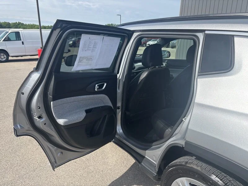 Used 2023 Silver Jeep Latitude image 17