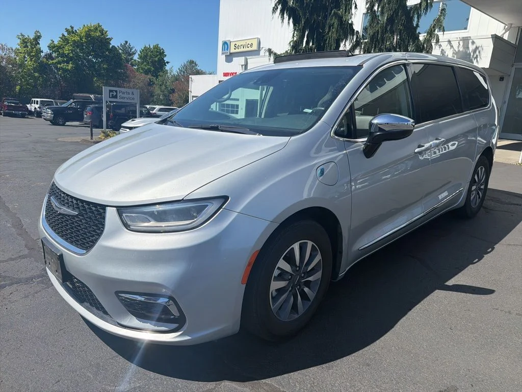 2023 Chrysler Pacifica Hybrid Limited Hybrid's photo