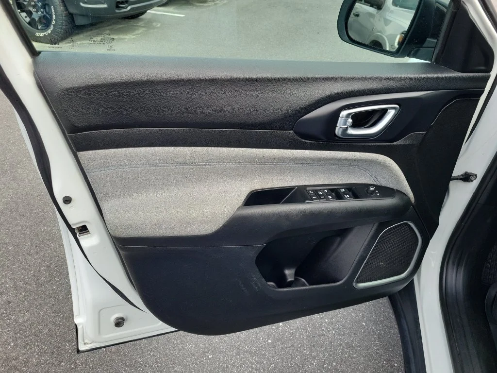 Used 2022 White Jeep Latitude image 22